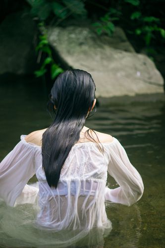 帅哥美女努力制作豆浆