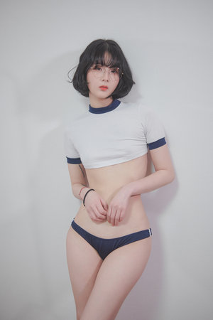 只留个领带在身上看起来特骚